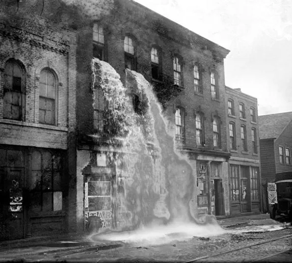 Illegal spiritus fundet i Detroit den 10. december 1929 hældes ud af bygningen og ned i kloaken.