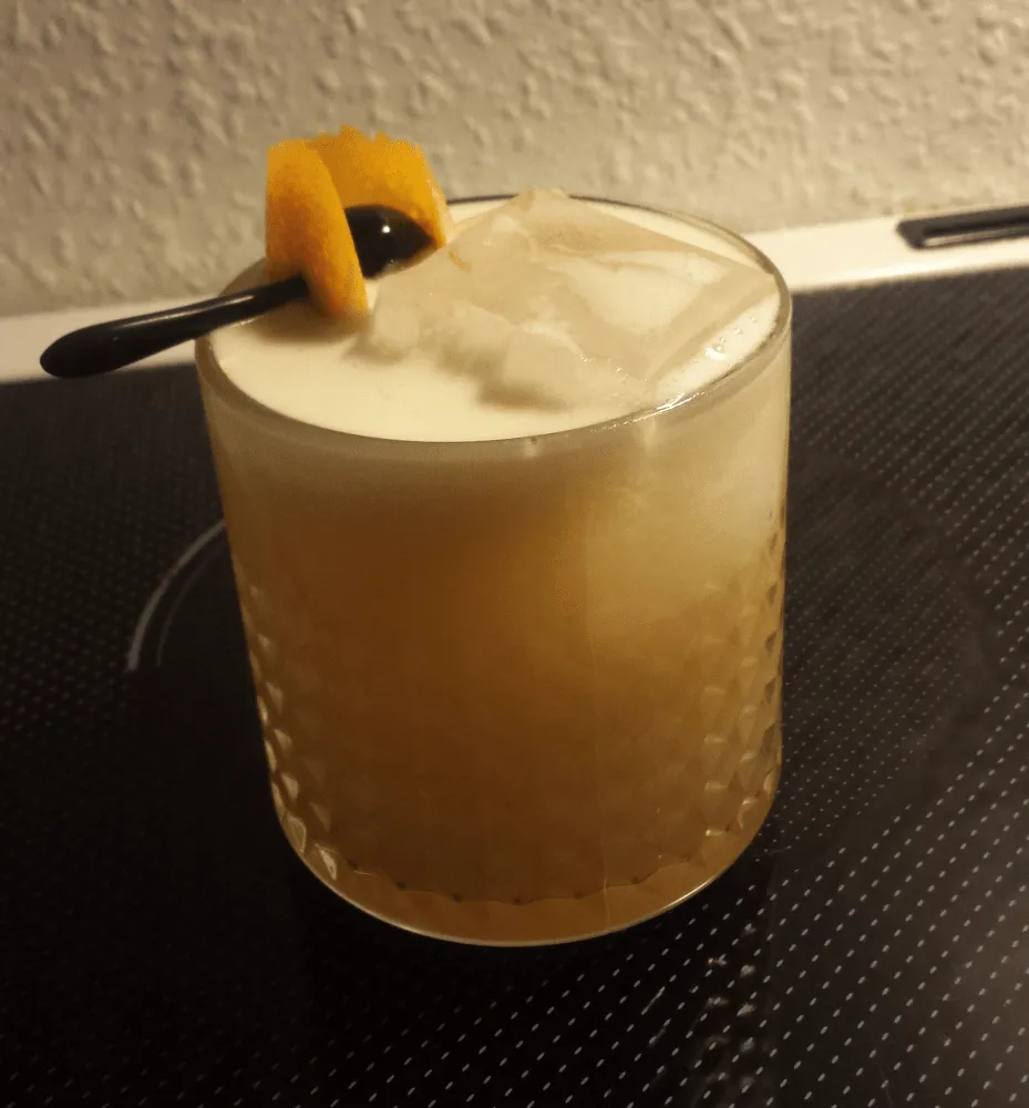 En Whiskey Sour i et rocks glas.