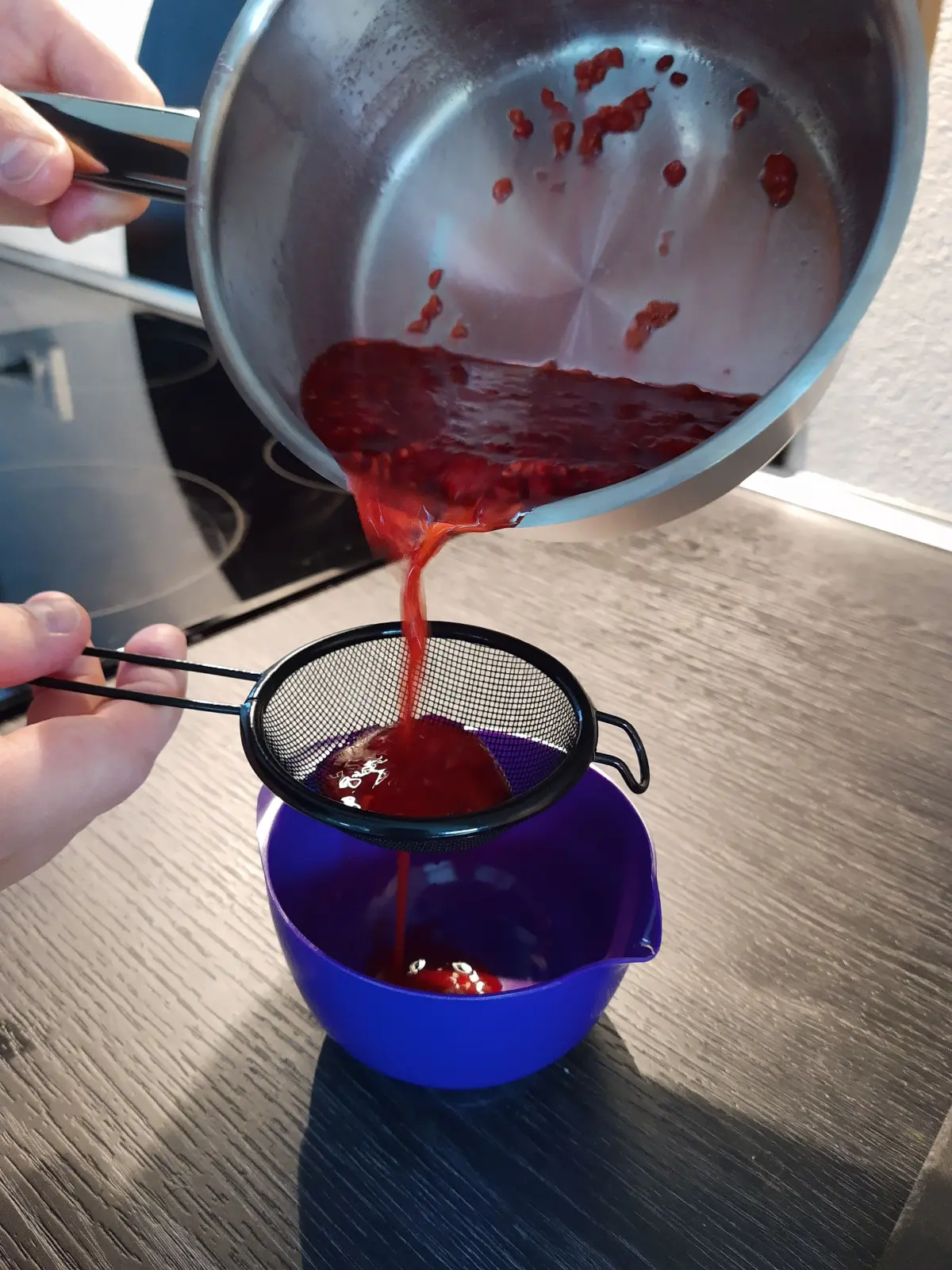 Når blandingen er kogt igennem, sies klumperne fra og hældes på flaske.