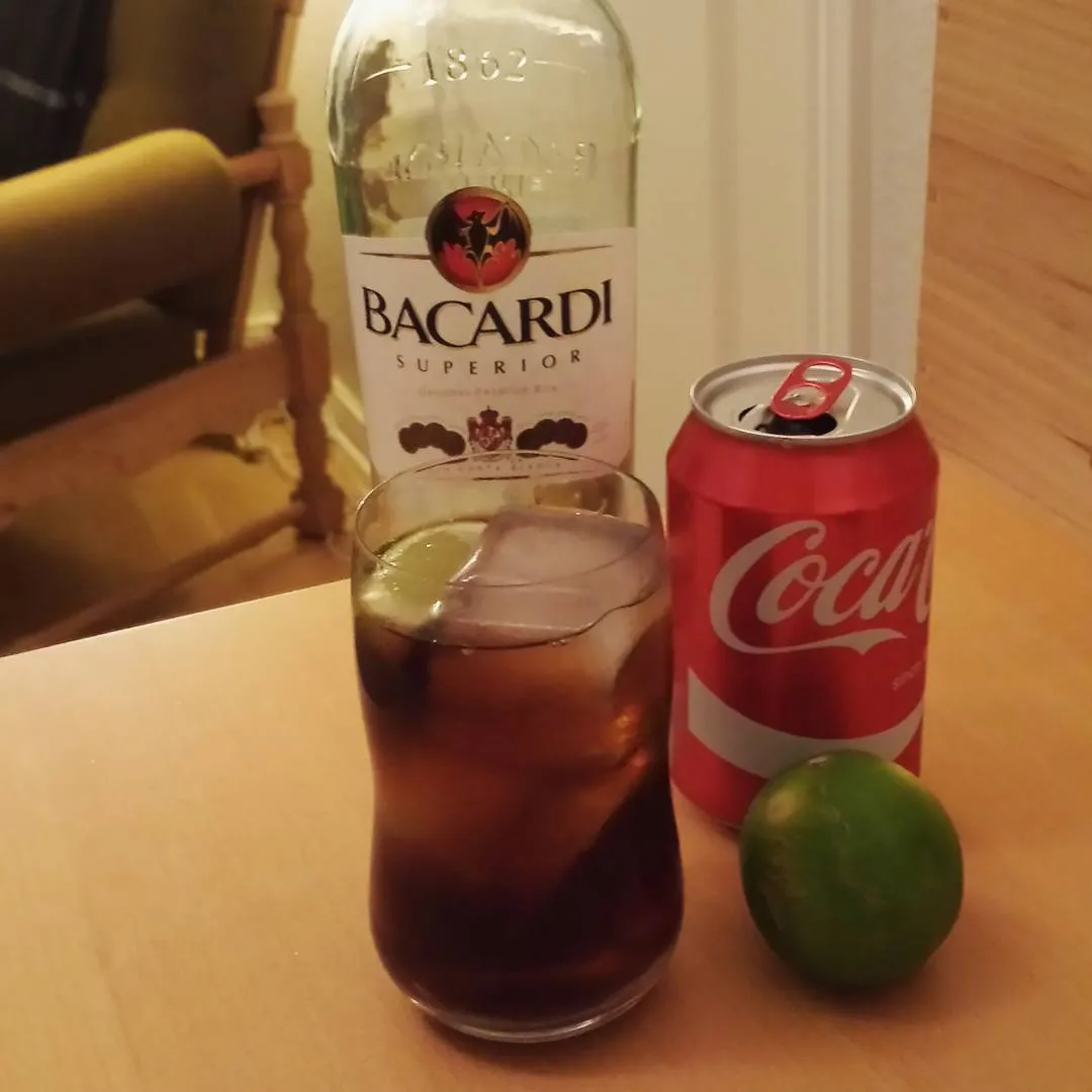 Cuba Libre Cuba Libre cocktail i highballglas